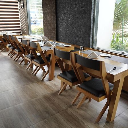 Kent Baywatch Suites Kochi Bagian luar foto