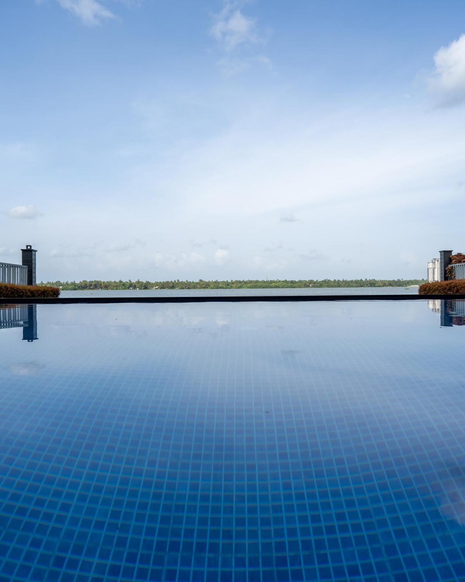 Kent Baywatch Suites Kochi Bagian luar foto