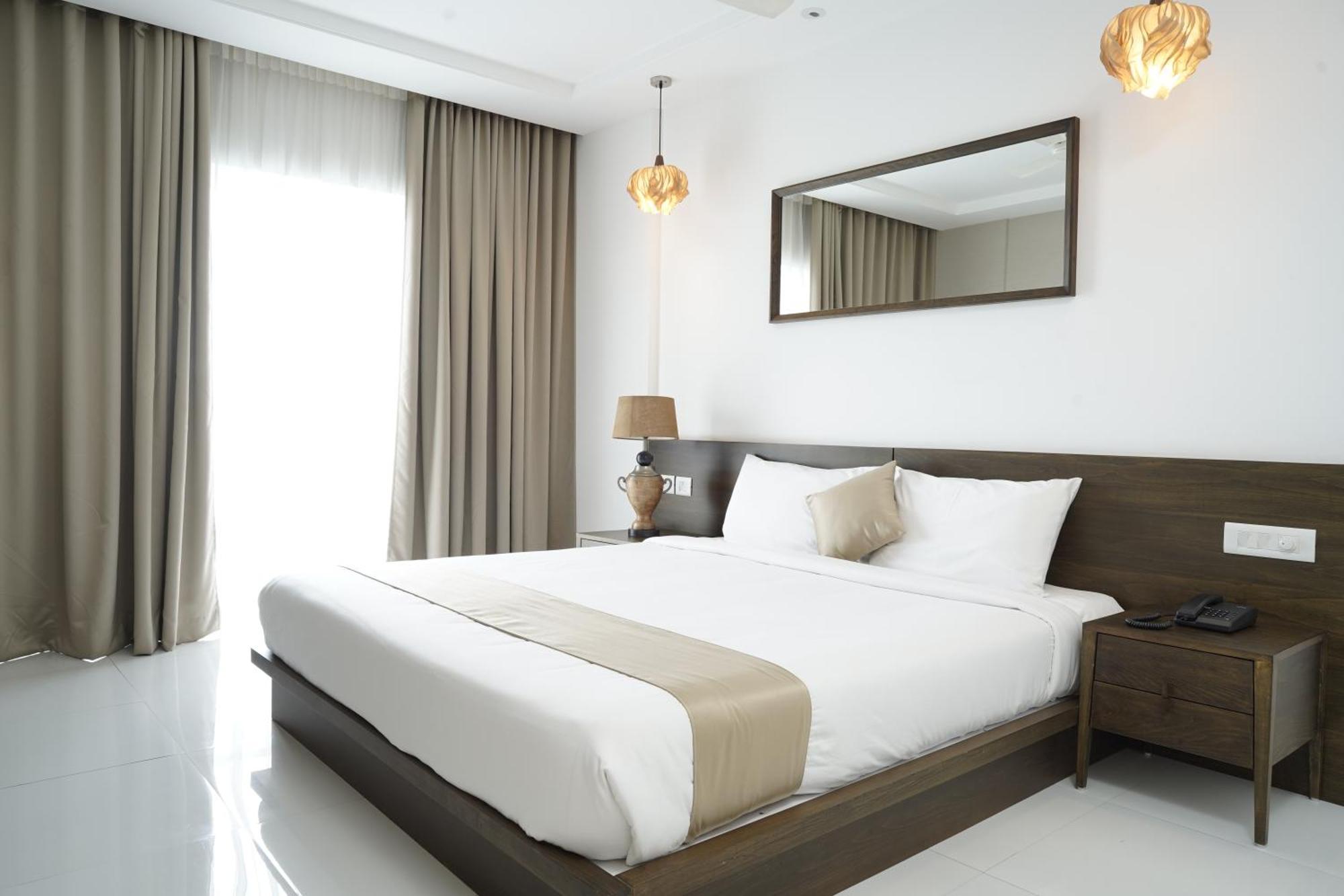 Kent Baywatch Suites Kochi Bagian luar foto